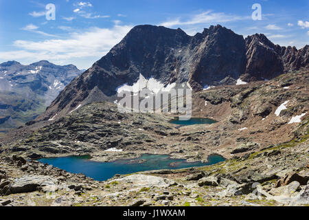 Escursionismo in Valle d'Aosta, Italia. Vista del terzo lago di Lussert da Laures col. Foto Stock