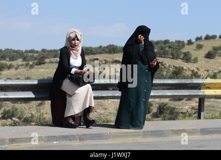 Le donne giordane attesa per il bus in una zona rurale nel nord della Giordania. Foto Stock