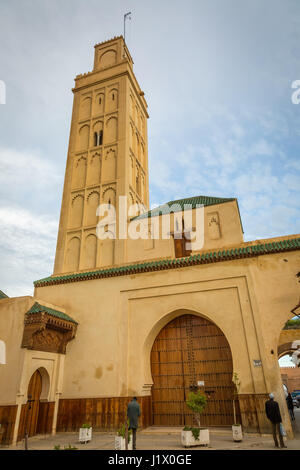 Meknes, Marocco - Marzo 04, 2017: la moschea con minareto sul bordo di Meknes Medina Foto Stock