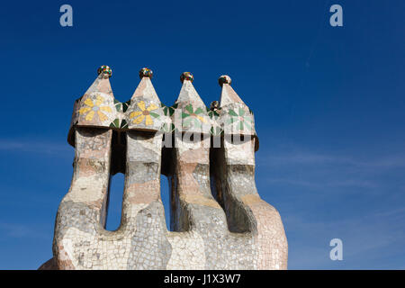 Barcellona, Spagna - 02 Gennaio 2017: Il camino sul tetto della Casa Batllo, creato dal famoso architetto Antoni Gaudi Foto Stock