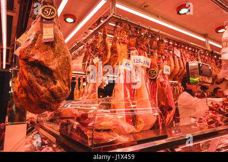 Barcellona, Spagna - 02 Gennaio 2017: Tradizionale prosciutto spagnolo e di altri prodotti a base di carne in vetrina Ramblas di Barcellona Foto Stock