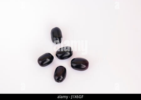 Jamun o jambulan o jambul (syzygium cumini) frutti su bianco Foto Stock