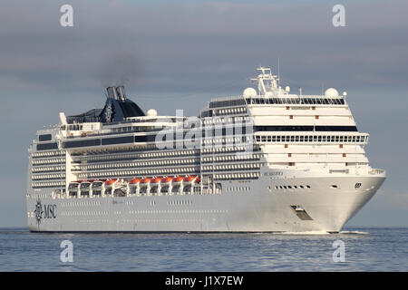 MSC Magnifica sul fiume Elba. MSC Magnifica è una musica di classe la nave di crociera azionato da MSC Crociere. Foto Stock