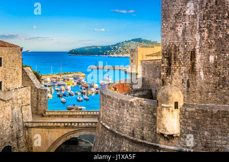 Vista colorate nel vecchio e storico destinazione di viaggio - Dubrovnik, Croazia. Foto Stock