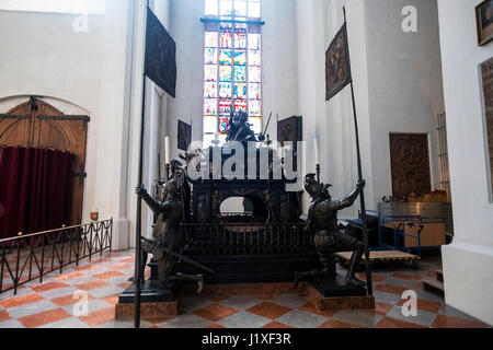 Munich-Bavaria-Germania. Marzo 29, 2017. Il cenotafio di Imperatore Ludovico IV da Hans Krumpper en la Catedral de Monaco di Baviera (Frauenkirche di Monaco) Foto Stock