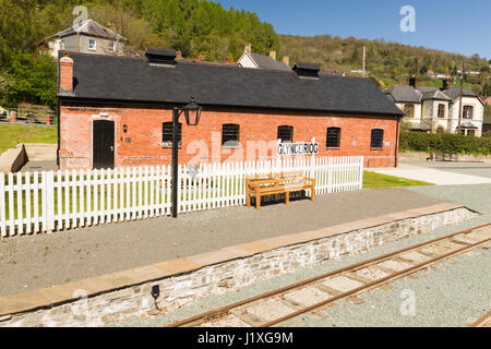 Il vecchio Glyn Valley tram capannone motore e ricostruito piattaforma ferroviaria in Glyn Ceiriog la tramvia una volta servita la cave di pietra nel Ceiriog Foto Stock