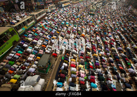 I devoti di offrire preghiere Jumma il primo giorno di Bishwa Ijtema, la seconda più grande congregazione religiosa dei musulmani nel mondo dopo l'hajj, orga Foto Stock