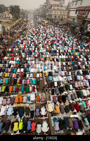 I devoti di offrire preghiere Jumma il primo giorno di Bishwa Ijtema, la seconda più grande congregazione religiosa dei musulmani nel mondo dopo l'hajj, orga Foto Stock