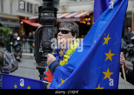 Parigi, Francia. 22 apr, 2017. Un attivisti porta una bandiera europea. 200 a 300 attivisti di impulso del movimento Europa terrà un rally in Parisi e hanno marciato attraverso la città per mostrare il loro impegno a favore di un' Europa unita. Il rally è stato parte di una più ampia campagna in diverse città tedesche ed europee, che si tiene ogni domenica. Credito: Michael Debets/Pacific Press/Alamy Live News Foto Stock