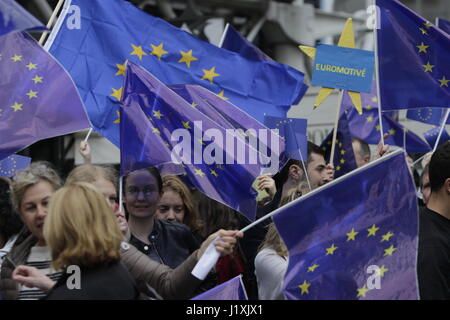 Parigi, Francia. 22 apr, 2017. Gli attivisti wave le loro bandiere europee. 200 a 300 attivisti di impulso del movimento Europa terrà un rally in Parisi e hanno marciato attraverso la città per mostrare il loro impegno a favore di un' Europa unita. Il rally è stato parte di una più ampia campagna in diverse città tedesche ed europee, che si tiene ogni domenica. Credito: Michael Debets/Pacific Press/Alamy Live News Foto Stock