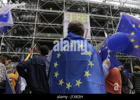 Parigi, Francia. 22 apr, 2017. Gli attivisti marzo passato il centro Georges Pompidou. 200 a 300 attivisti di impulso del movimento Europa terrà un rally in Parisi e hanno marciato attraverso la città per mostrare il loro impegno a favore di un' Europa unita. Il rally è stato parte di una più ampia campagna in diverse città tedesche ed europee, che si tiene ogni domenica. Credito: Michael Debets/Pacific Press/Alamy Live News Foto Stock