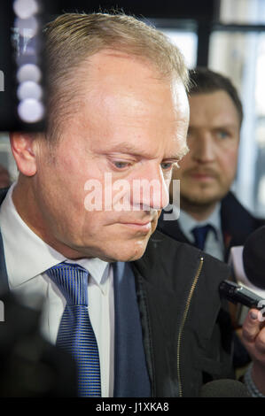 Donald Tusk, il Presidente del Consiglio europeo ed ex primo ministro della Polonia, passeggiate a Sopot stazione ferroviaria, Polonia. 19.04.2017. Egli andrà t Foto Stock