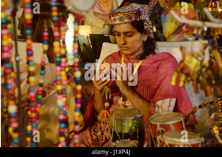 Lahore, Pakistan. 23 apr, 2017. La popolazione pakistana ha interesse a manufatti durante tre giorni di arti e mestieri da Daachi Foundation presso l'hotel locale. Daachi Foundation - un villaggio di artigiani; è una organizzazione senza scopo di lucro che viene impostato per promuovere le arti e i mestieri del Pakistan. Credito: Rana Sajid Hussain/Pacific Press/Alamy Live News Foto Stock