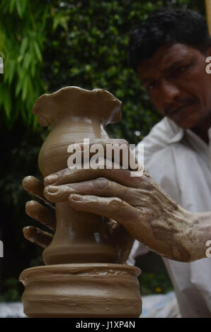 Lahore, Pakistan. 23 apr, 2017. La popolazione pakistana ha interesse a manufatti durante tre giorni di arti e mestieri da Daachi Foundation presso l'hotel locale. Daachi Foundation - un villaggio di artigiani; è una organizzazione senza scopo di lucro che viene impostato per promuovere le arti e i mestieri del Pakistan. Credito: Rana Sajid Hussain/Pacific Press/Alamy Live News Foto Stock