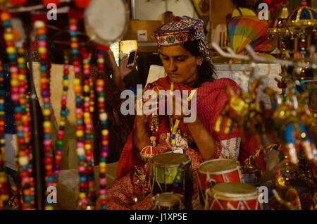 Lahore, Pakistan. 23 apr, 2017. La popolazione pakistana ha interesse a manufatti durante tre giorni di arti e mestieri da Daachi Foundation presso l'hotel locale. Daachi Foundation - un villaggio di artigiani; è una organizzazione senza scopo di lucro che viene impostato per promuovere le arti e i mestieri del Pakistan. Credito: Rana Sajid Hussain/Pacific Press/Alamy Live News Foto Stock