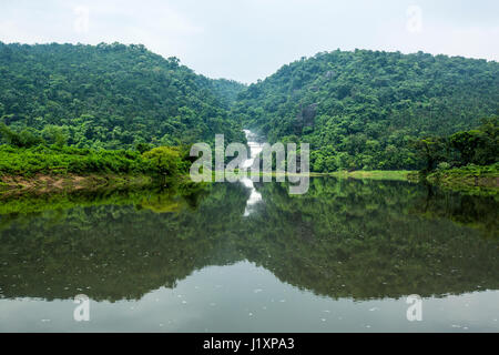 Cascate Pangthumai visto da Goainghat in Sylhet, Bangladesh Foto Stock