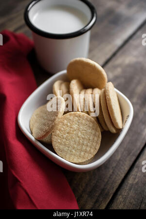 Organici, senza glutine biscotti di zucchero con il latte sul tavolo Foto Stock