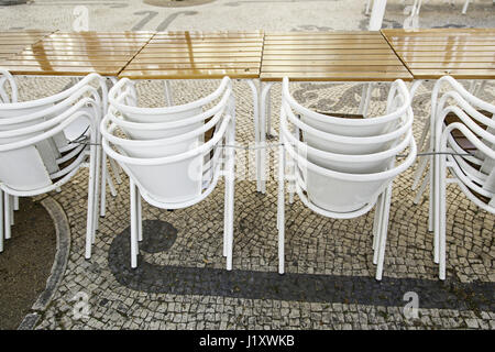 Sedie terrazza bar, dettaglio del luogo perfetto per il relax e il riposo Foto Stock