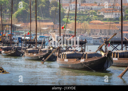 Barca rabelo Porto, vista delle tradizionali barche rabelo sul Rio Douro ormeggiato lungo il lungomare di Porto, Europa. Foto Stock