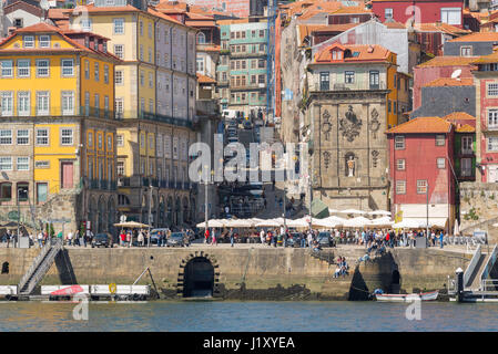 Ribeira Porto Portogallo, vista del centro storico waterfront edifici del quartiere Ribeira lungo il fiume Douro nel centro di Porto. Foto Stock