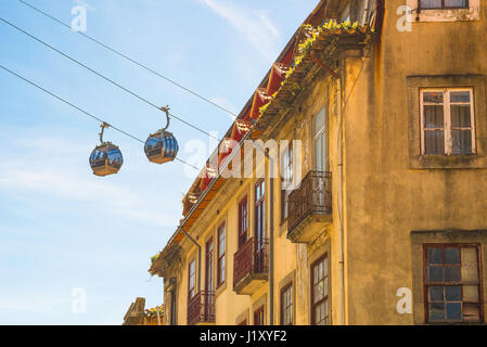 Funivia di Gaia, vista di una coppia di funivie che trasportano turisti in alto sopra le strade del quartiere di Gaia nella città di Porto, Oporto, Portogallo Foto Stock