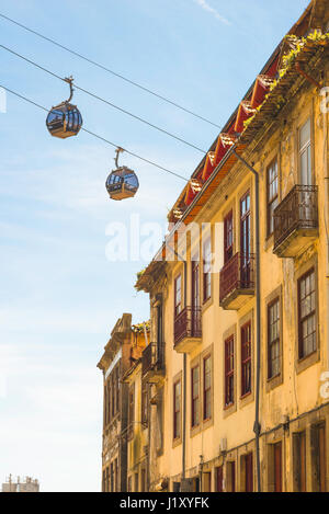 Porto Portogallo Gaia, una coppia di funivie trasportano i turisti passano in alto sopra le strade del quartiere di Gaia nella città di Porto (Porto), Portogallo. Foto Stock