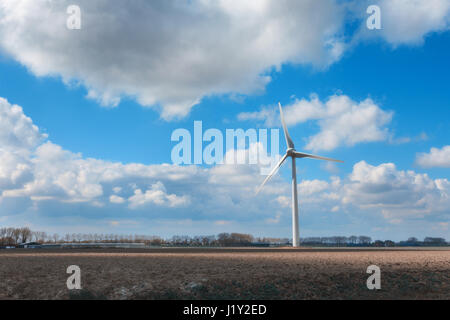 Turbine eoliche che generano elettricità. Mulini a vento per la produzione di energia elettrica. Paesaggio con mulini a vento di generare energia sul campo Foto Stock