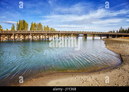 Ponte di pesca nel Parco Nazionale di Yellowstone, Wyoming negli Stati Uniti. Foto Stock