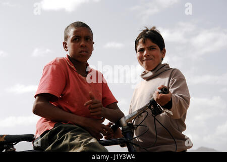 Due ragazzi marocchino con una bicicletta in alto atlante regione, Marocco Foto Stock