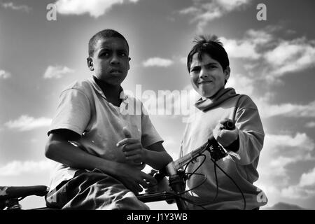 Due ragazzi marocchino con una bicicletta in alto atlante regione, Marocco Foto Stock