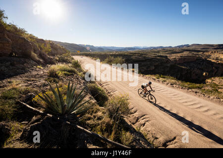 Biker a cavallo su 'Apache Trail" strada sterrata, Superstition Mountains, Arizona. Foto Stock