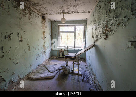 Sedia ginecologica in ospedale n. 126 di pripjat città fantasma, la centrale nucleare di Cernobyl la zona di alienazione intorno al reattore nucleare disastro, Ukrai Foto Stock
