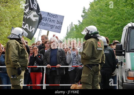 Migliaia di ala sinistra protesta militanti giorno di maggio neo-nazi marzo, in Berlin-Prenzlauerberg Foto Stock