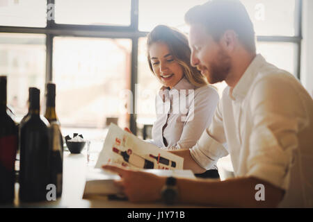 Felice la gente di affari formalmente vestiti flirtare in cafe Foto Stock