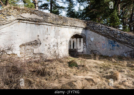 Abbandonate le rovine della vecchia fortificazione militare edificio in Lettonia campagna sulla spiaggia. configurazione testurizzata Foto Stock
