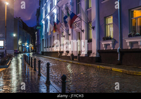 TALLINN, Estonia - 29 gennaio 2017: notte Tallinn, vista notturna della strada, Tallinn in Estonia. Foto Stock