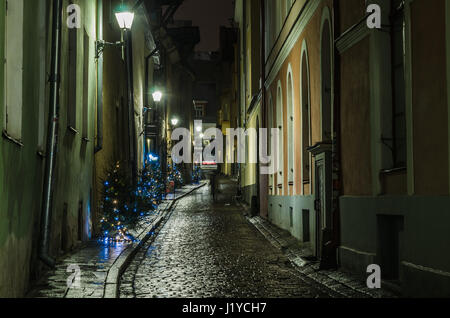 TALLINN, Estonia - 29 gennaio 2017: notte Tallinn, vista notturna della strada, Tallinn in Estonia. Foto Stock