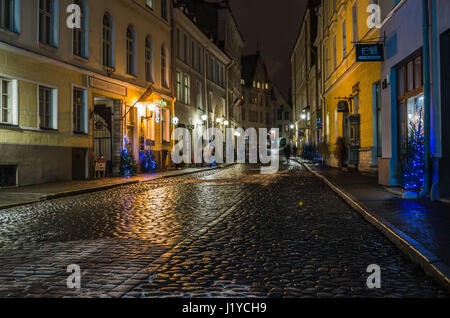 TALLINN, Estonia - 29 gennaio 2017: notte Tallinn, vista notturna della strada, Tallinn in Estonia. Foto Stock