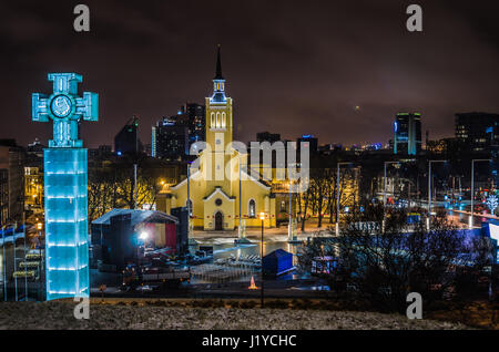 TALLINN, Estonia - 29 gennaio 2017: notte Tallinn, vista notturna della strada, Tallinn in Estonia. Foto Stock