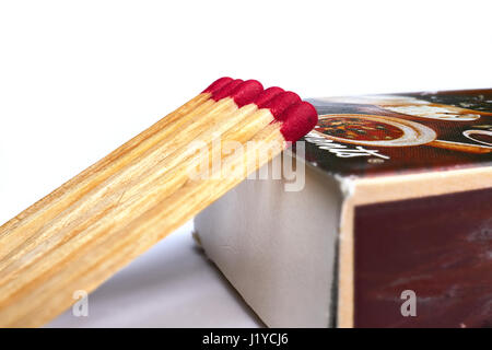 Corrisponde a giacere contro una scatola di fiammiferi, macro shot. Foto Stock