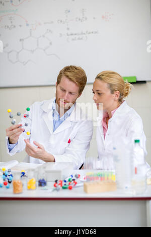Il professore e il suo assistente spiegare la struttura molecolare in aula Foto Stock