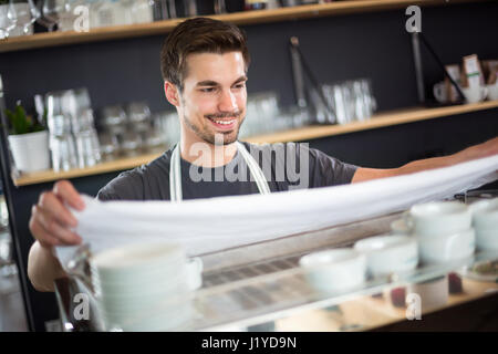 Grembiule Barista preparazione al lavoro nel coffee shop Foto Stock