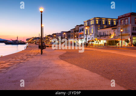 Il lungomare di Vathi città sull isola di Samos, Grecia. Foto Stock