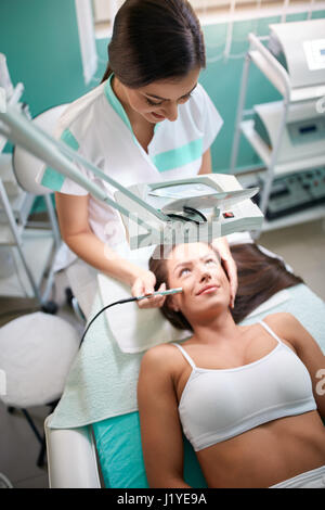 Giovane donna ricevere massaggi - microdermabrasion Foto Stock