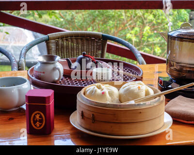 Maokong, Taiwan - 19 Ottobre 2016: Un gongfu tavolo da tè con accessori in un locale di casa da tè sulle colline di Maokong Taiwan Foto Stock