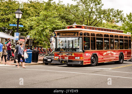 King Street Trolley passando piazza del Mercato Mercato degli Agricoltori, Old Town Alexandria, Virginia Foto Stock