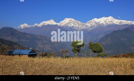 Il Manaslu gamma e valle visto da un posto vicino a Ghale Gaun, Nepal. Foto Stock