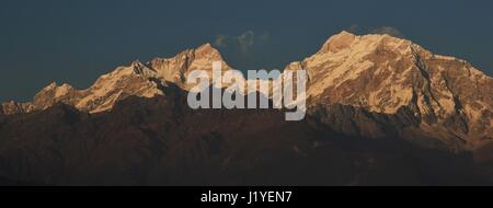 Picchi di montagna della gamma di Manaslu visto da Ghale Gaun, Nepal. Foto Stock