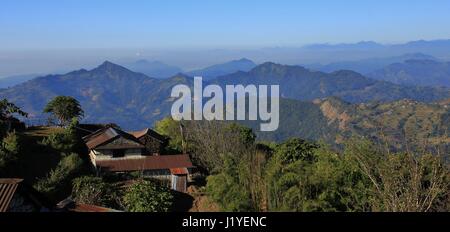 Vista da Baglungpani, Nepal. Colline, le gamme della montagna e delle valli vicino a Pokhara. Foto Stock