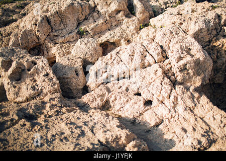 Primo piano della roccia. Cipro - mare mediterraneo sulla costa. Le grotte di mare nei pressi di Ayia Napa. Foto Stock